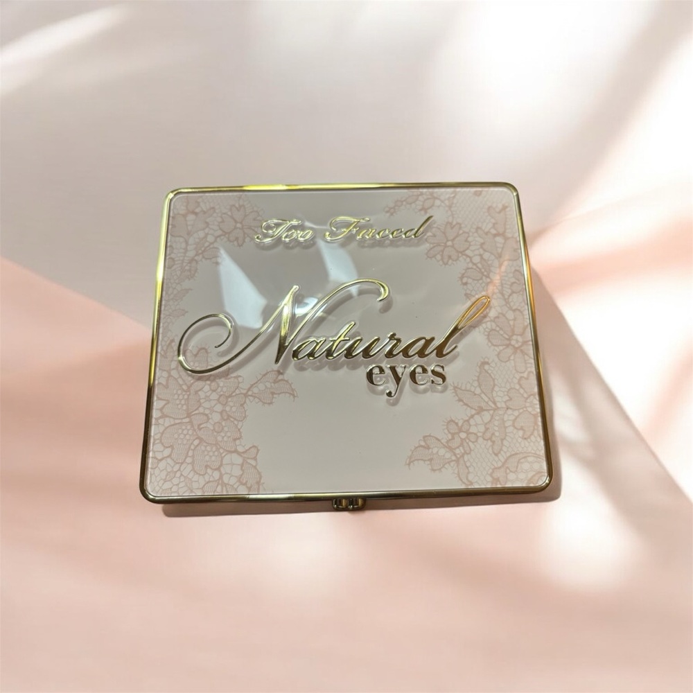 Too Faced Natural Eyes Palette - Gold and Cream

Brand new , never use it